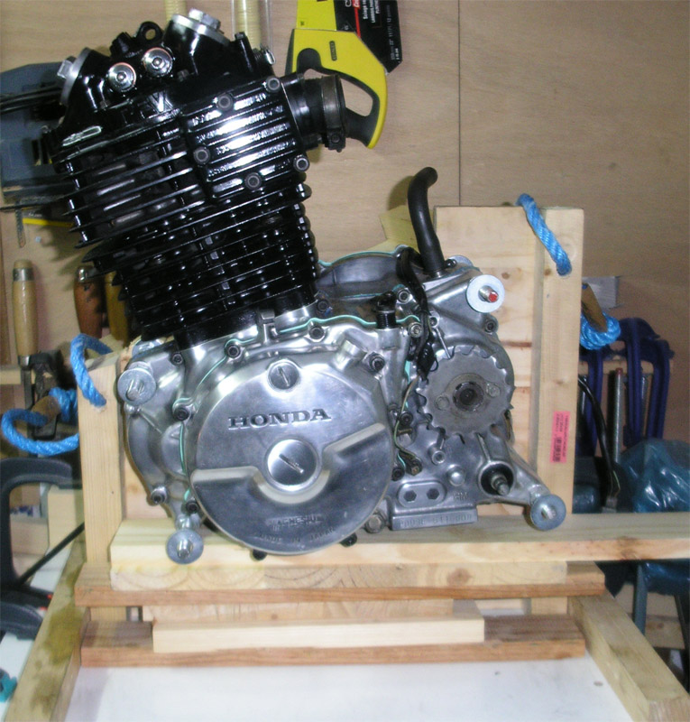 Moteur sorti de son support